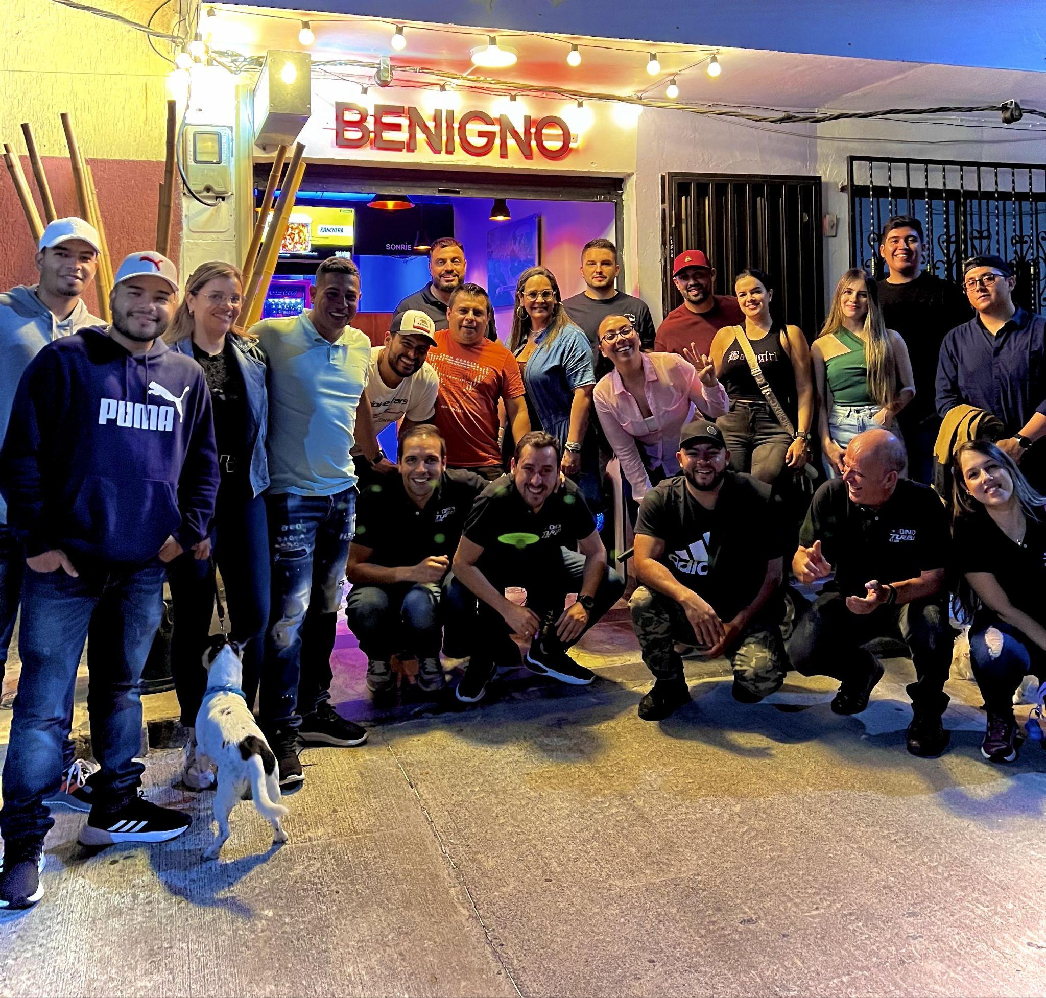 Comunidad frente al local de Benigno