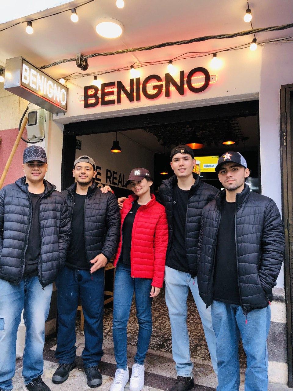 Equipo consolidado frente al local