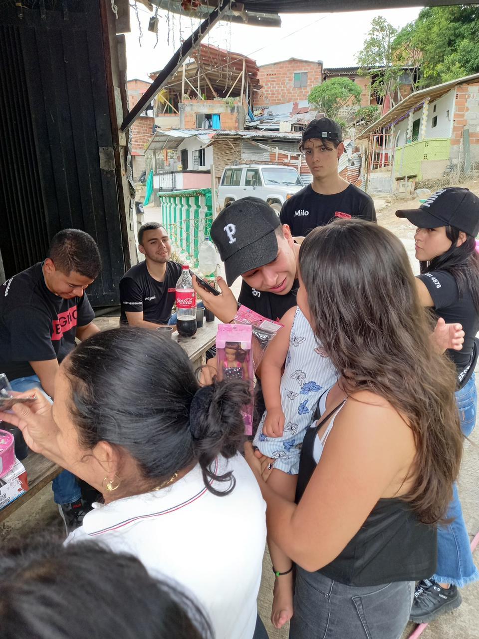 Entrega de regalos en la campaña social